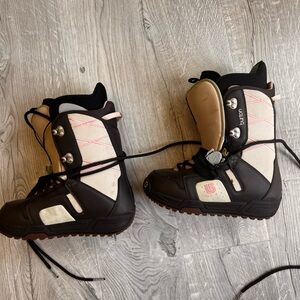Burton Moto Snowboard Boots Women, great condition used only a few times